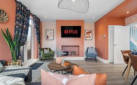 4 Bed Stunning Luxe Design House Bolton, Spacious & Stylish - Sleeps 11 - With Parking Central Bolton, Links To Manchester- By Blue Puffin Stays